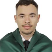 Profesor de educación primaria que imparte clases a niños desde los 3 años hasta los 14 años